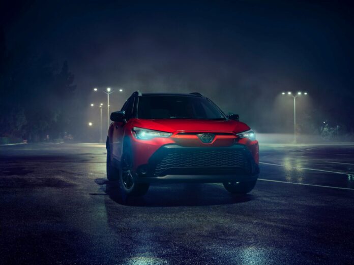 Toyota_2025-Corolla-Cross_Hybrid_Nightshade_0002-1500x1125