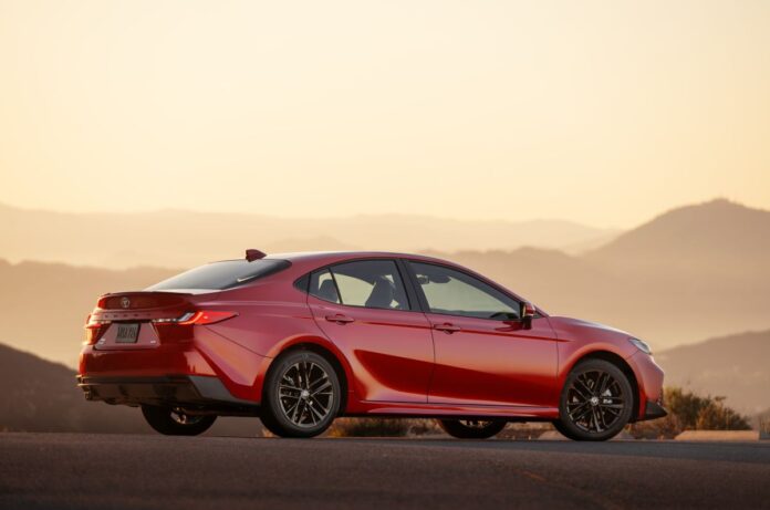 2025_Camry_SE_AWD_SupersonicRed_002