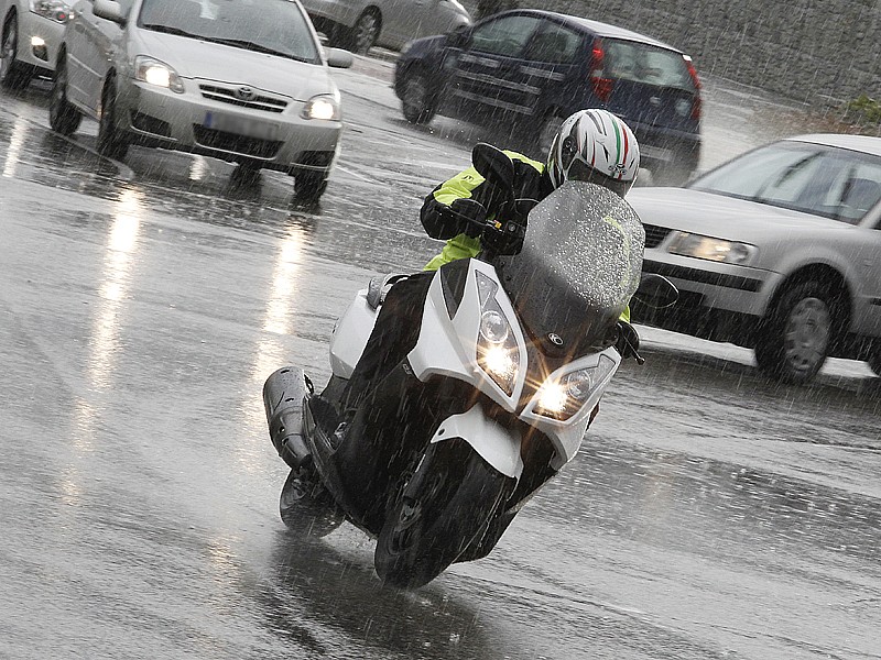 Cómo conducir en moto con lluvia: los mejores consejos de los expertos