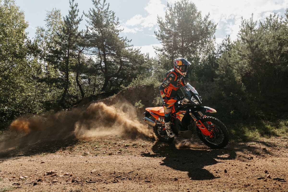 KTM presenta la 890 ADVENTURE R RALLY 2026 de producción limitada | Moto1Pro